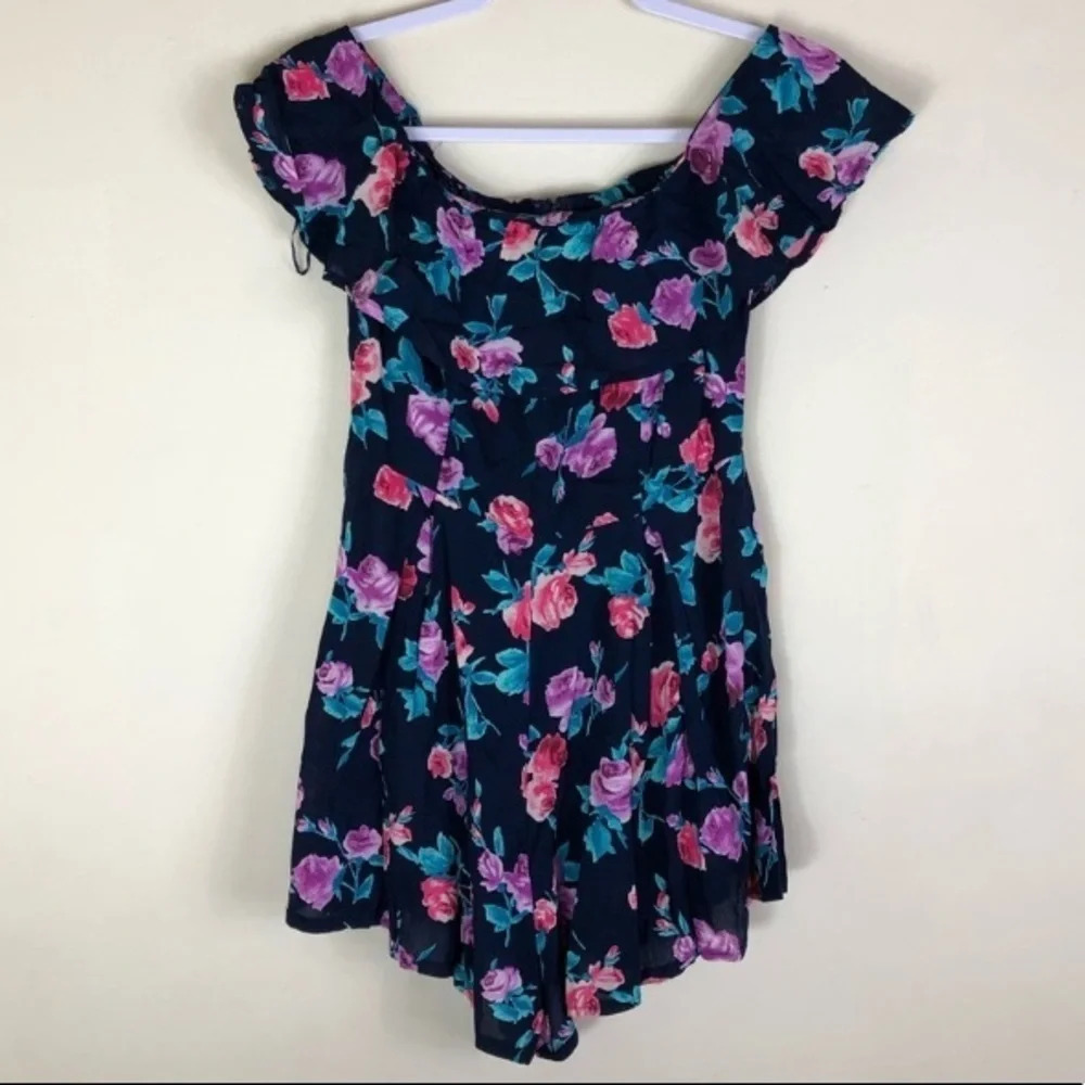 NEW Seek The Label Women’s Small Lightweight Off-the-Shoulder Floral Romper - Picture 2 of 6